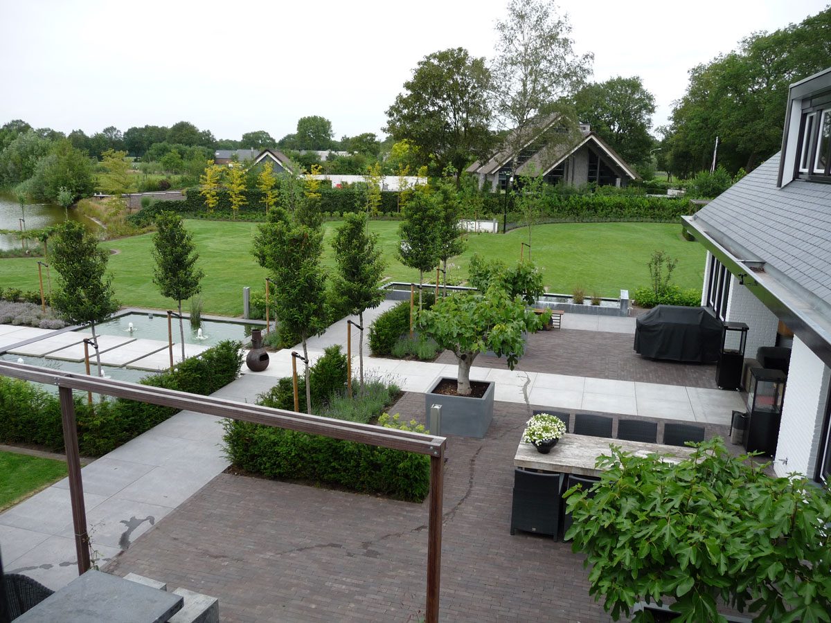 Moderne tuin met terras, hagen en gazon